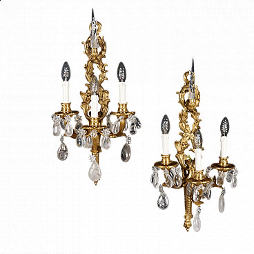 Coppia di applique a tre luci in stile Neoclassico in bronzo dorato e cristallo di Rocca