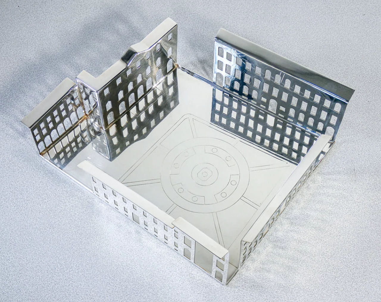 Piazza Scala di Milano, scultura in acciaio di F. Novembre per Driade, fine '900 1