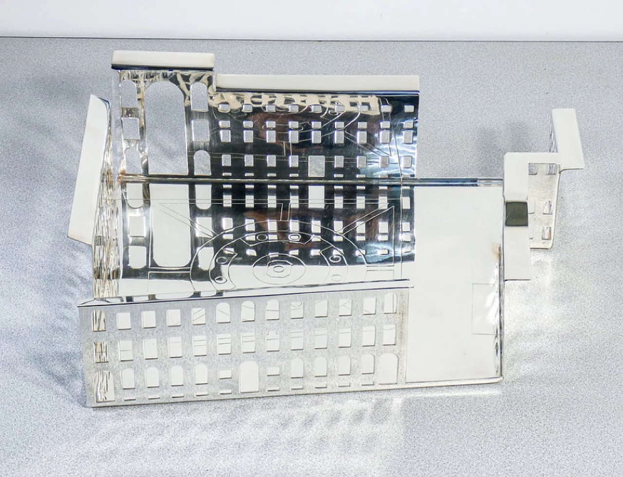 Piazza Scala di Milano, scultura in acciaio di F. Novembre per Driade, fine '900 3