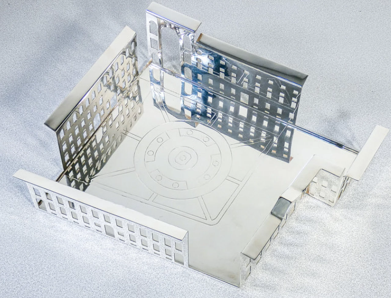 Piazza Scala di Milano, scultura in acciaio di F. Novembre per Driade, fine '900 5