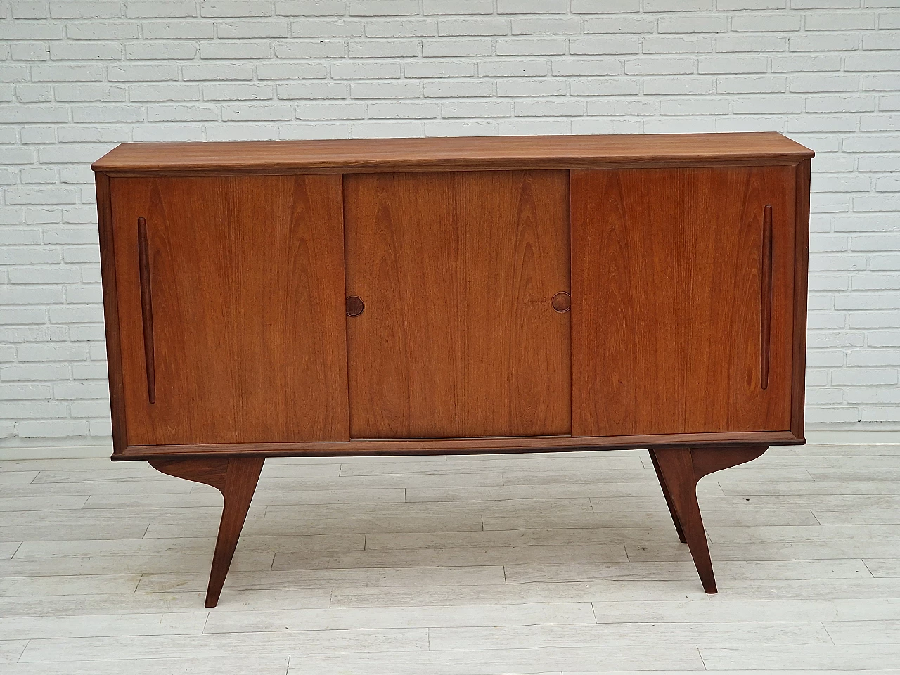 Credenza danese in teak con ante scorrevoli e interno specchiato, anni '60 1