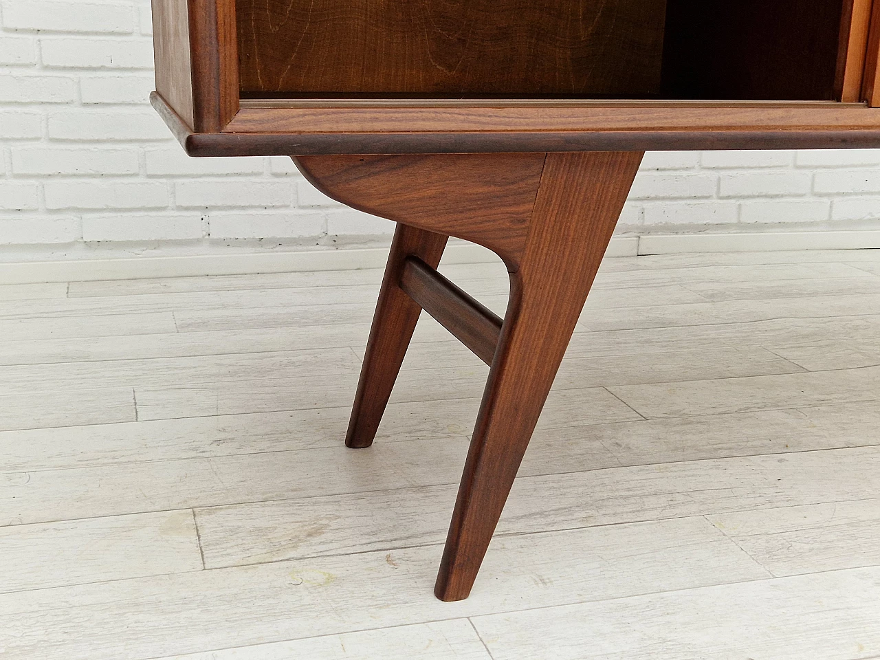 Credenza danese in teak con ante scorrevoli e interno specchiato, anni '60 2