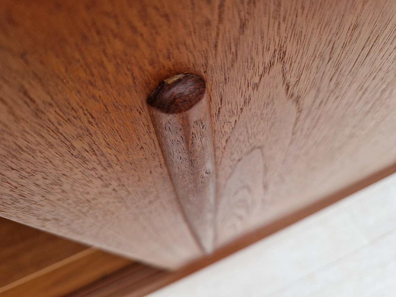 Credenza danese in teak con ante scorrevoli e interno specchiato, anni '60 5