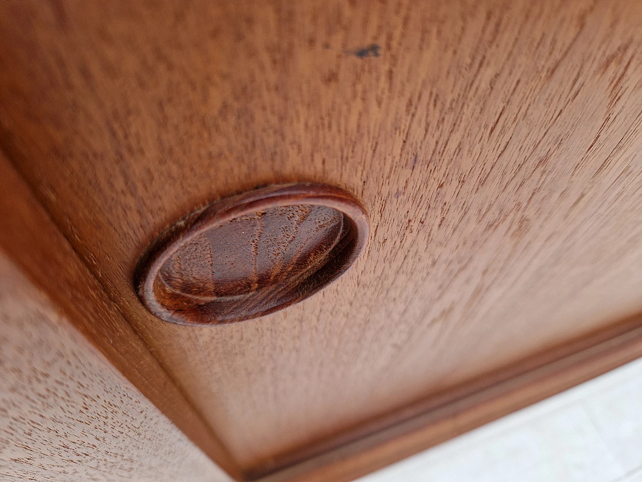 Credenza danese in teak con ante scorrevoli e interno specchiato, anni '60 6