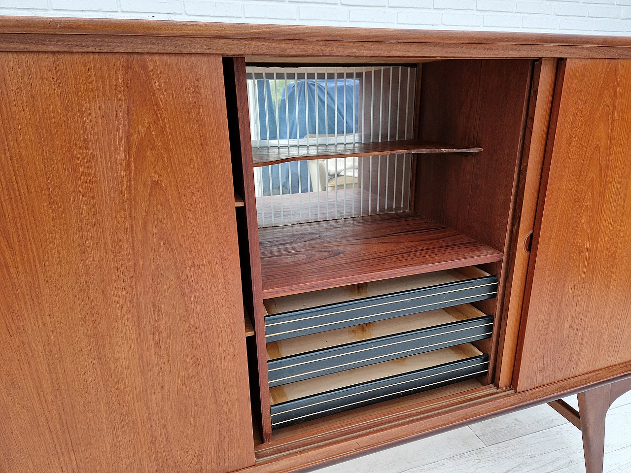 Credenza danese in teak con ante scorrevoli e interno specchiato, anni '60 7