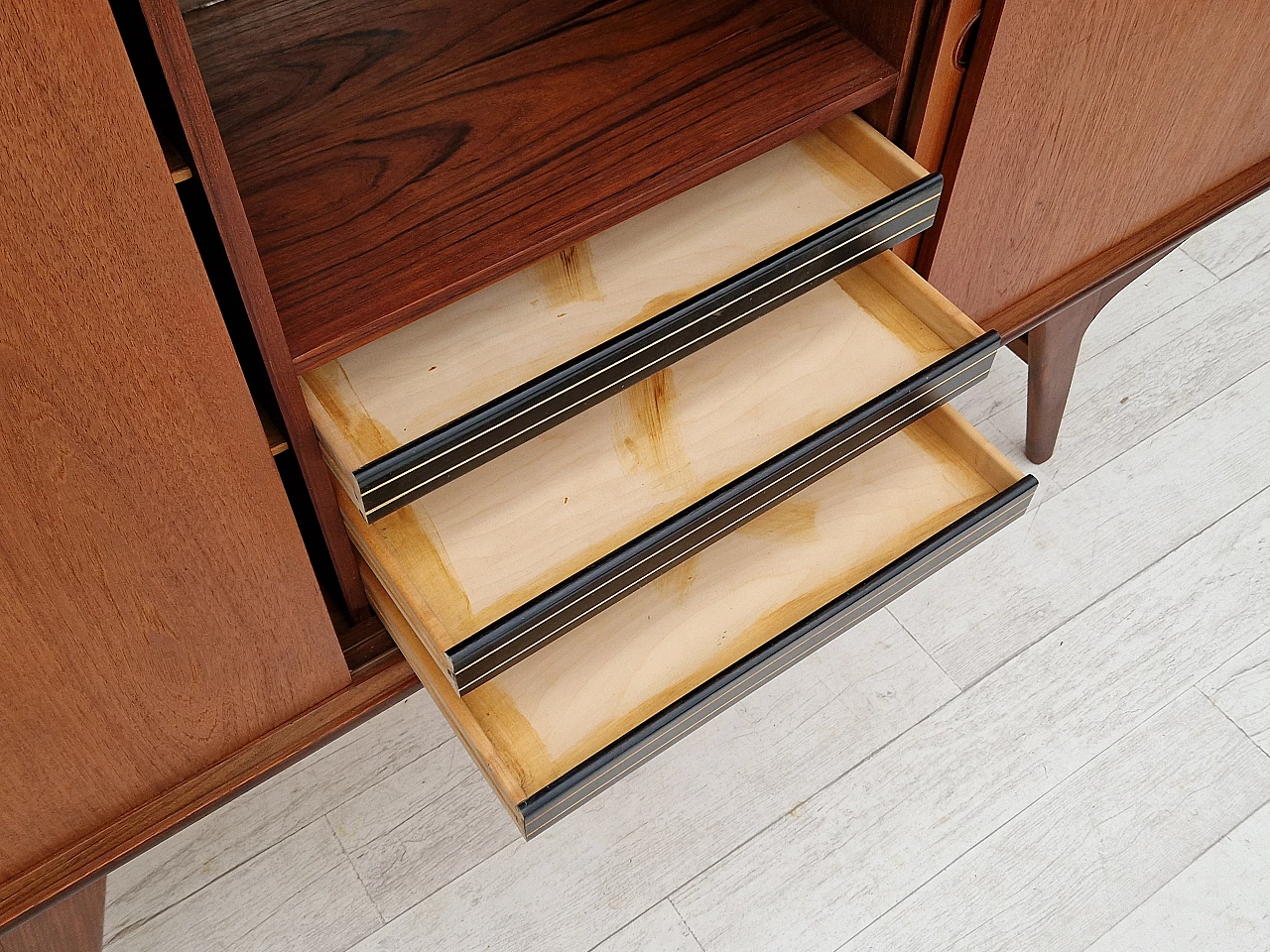 Credenza danese in teak con ante scorrevoli e interno specchiato, anni '60 8