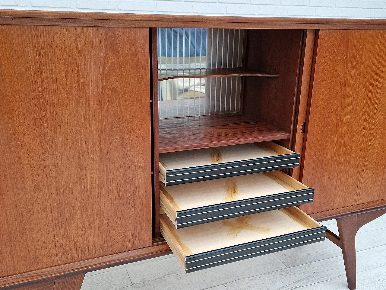 Credenza danese in teak con ante scorrevoli e interno specchiato, anni '60 9