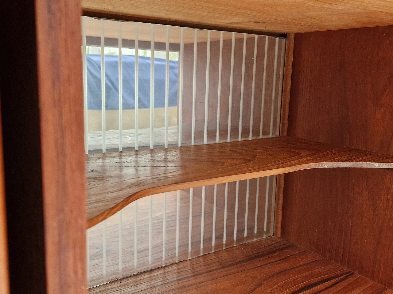 Credenza danese in teak con ante scorrevoli e interno specchiato, anni '60 11