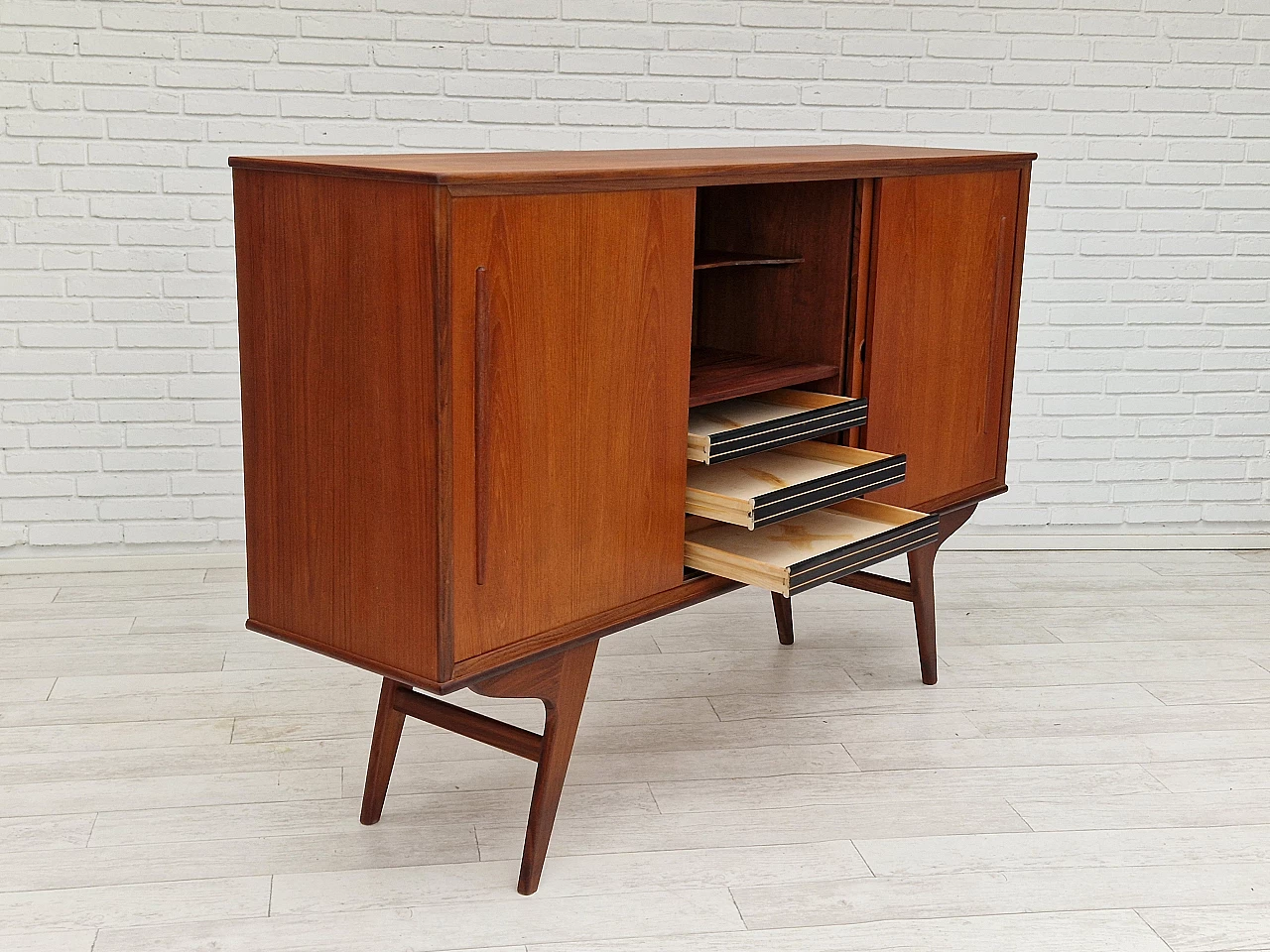 Credenza danese in teak con ante scorrevoli e interno specchiato, anni '60 12