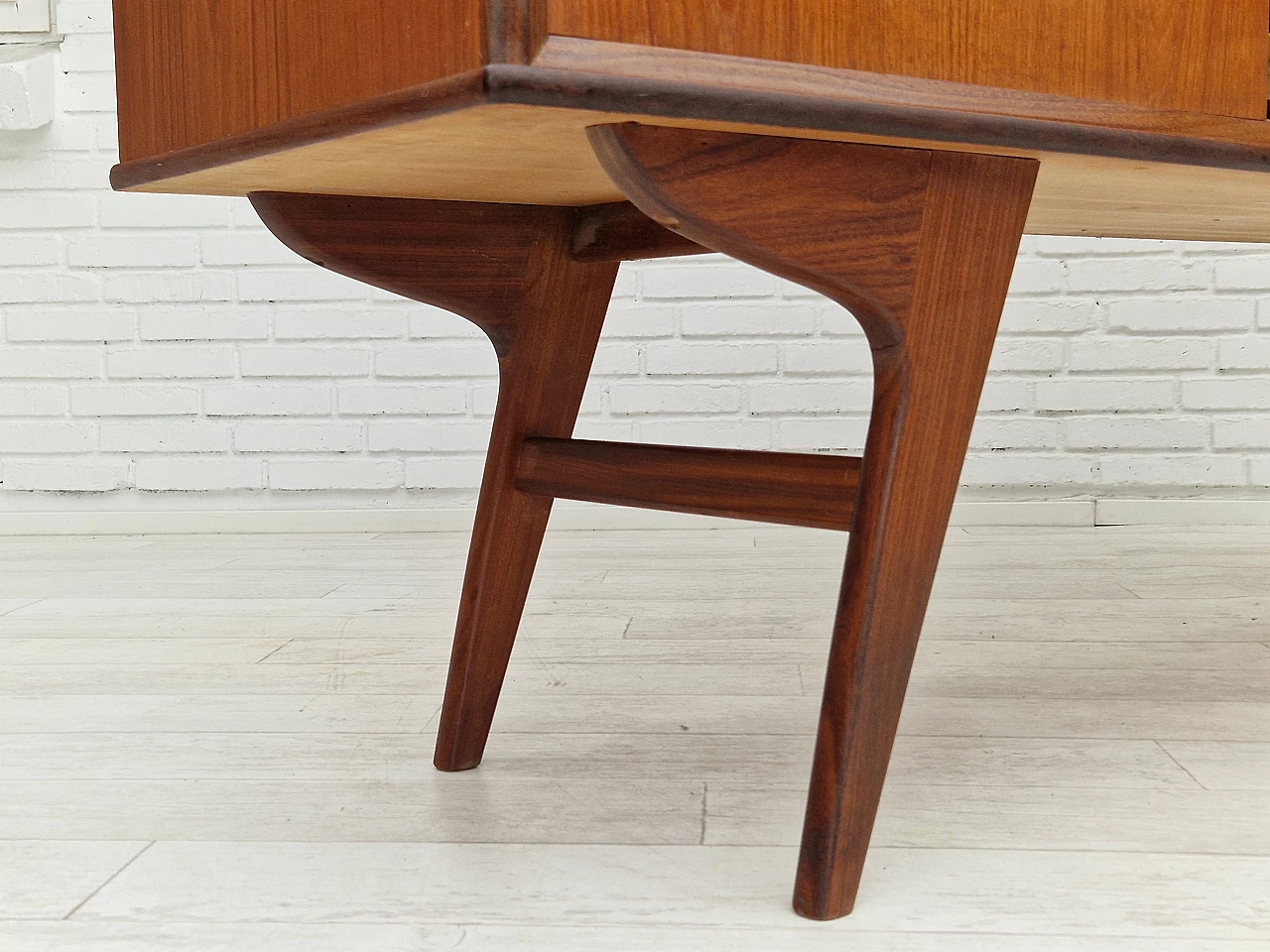 Credenza danese in teak con ante scorrevoli e interno specchiato, anni '60 13