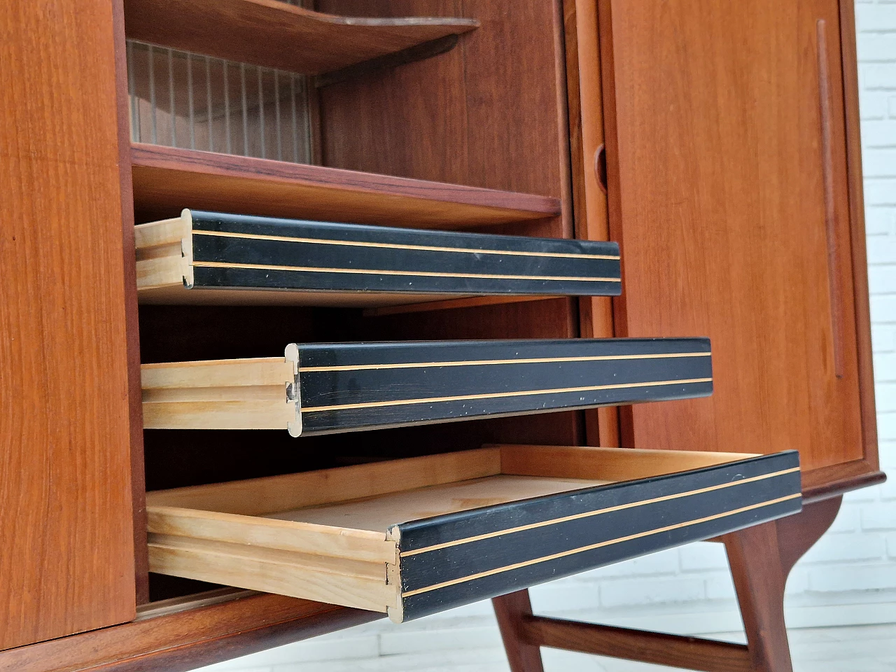 Credenza danese in teak con ante scorrevoli e interno specchiato, anni '60 14