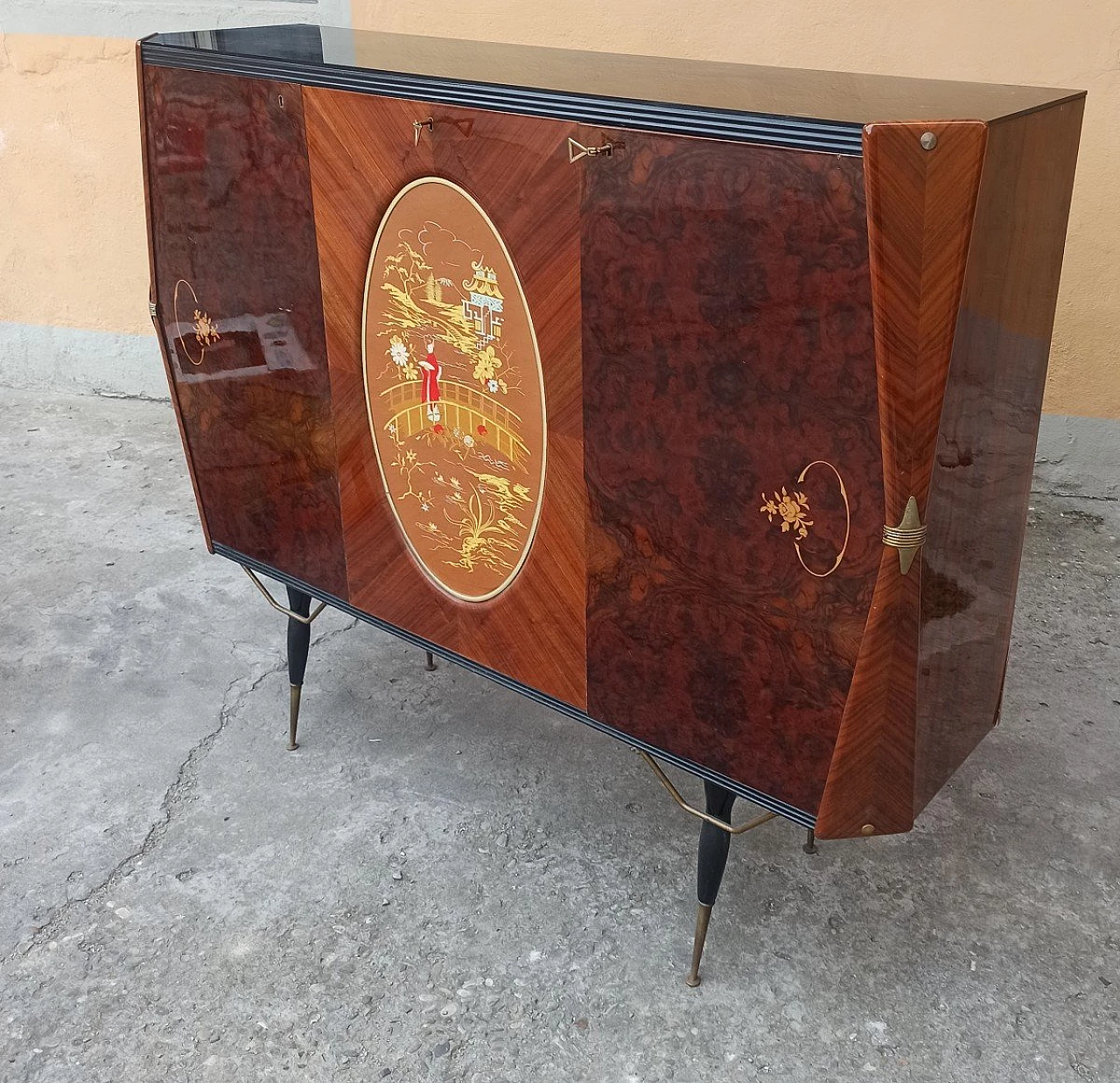 Mobile bar in palissandro e radica con anta centrale dipinta a cineseria nello stile di Paolo Buffa, anni '50 3