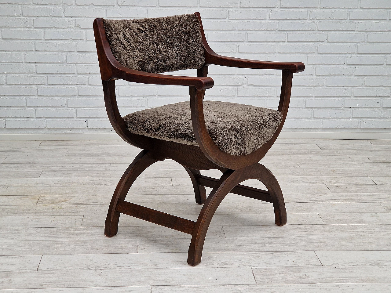 Sedia danese Kurul in rovere scuro e pelle di pecora di Henning Kjærnulf, anni '60 1