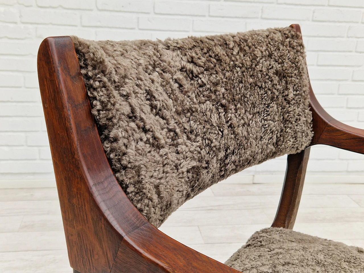 Sedia danese Kurul in rovere scuro e pelle di pecora di Henning Kjærnulf, anni '60 3