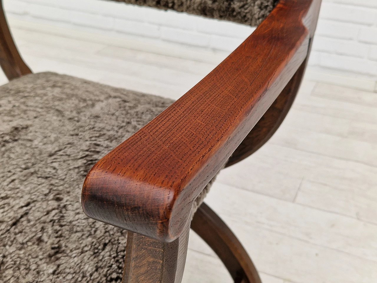 Sedia danese Kurul in rovere scuro e pelle di pecora di Henning Kjærnulf, anni '60 7