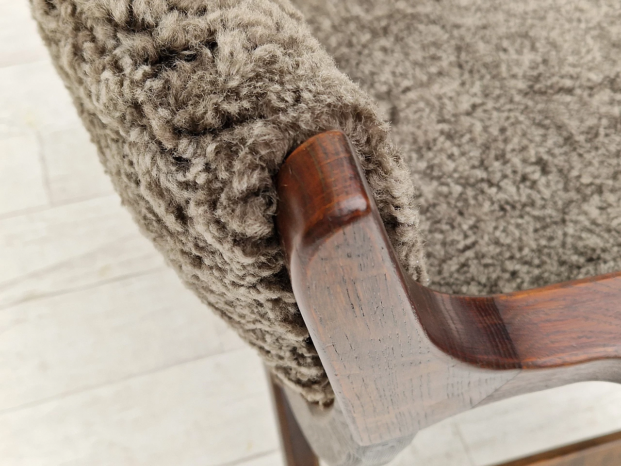 Sedia danese Kurul in rovere scuro e pelle di pecora di Henning Kjærnulf, anni '60 10