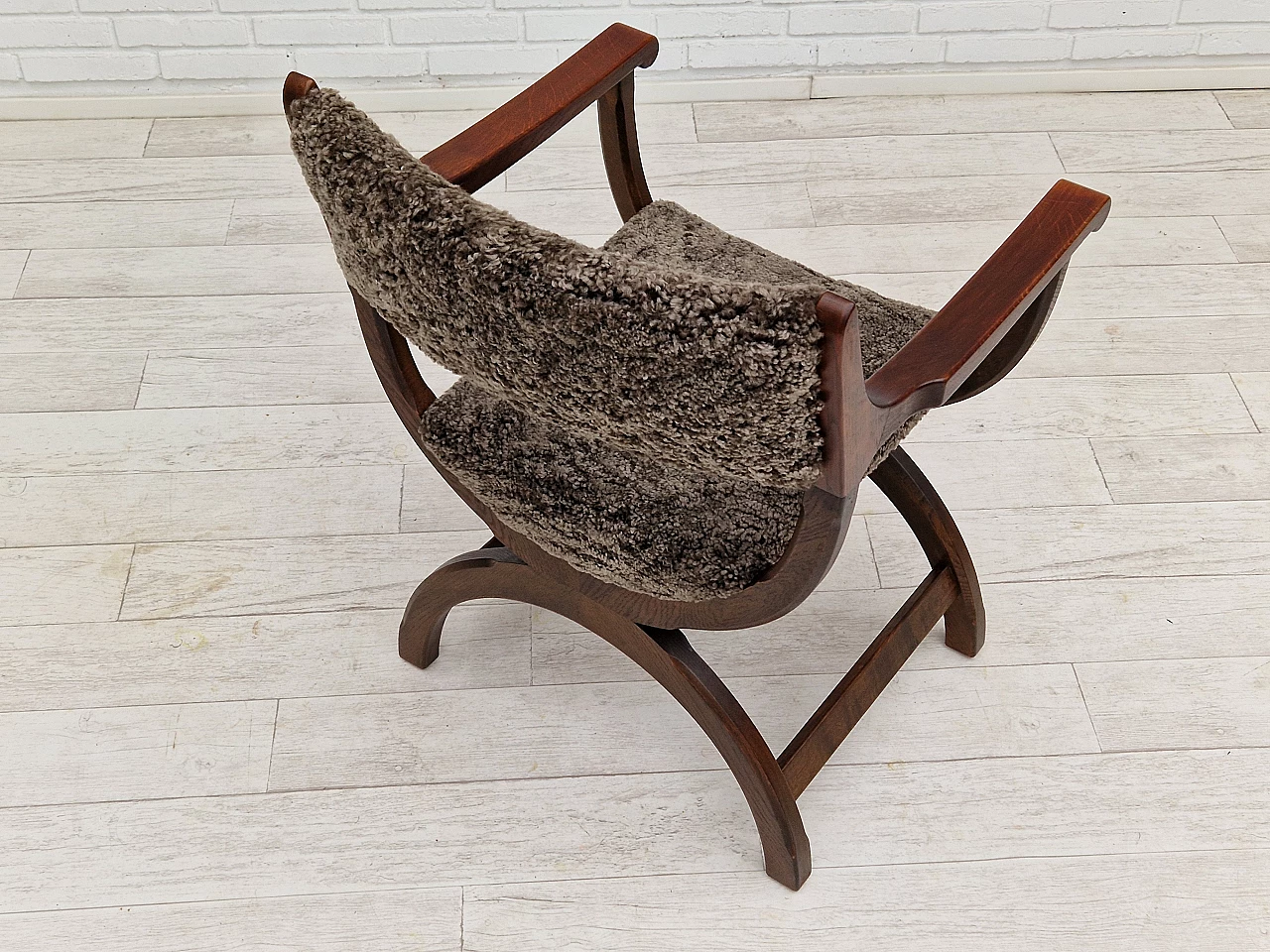 Sedia danese Kurul in rovere scuro e pelle di pecora di Henning Kjærnulf, anni '60 11