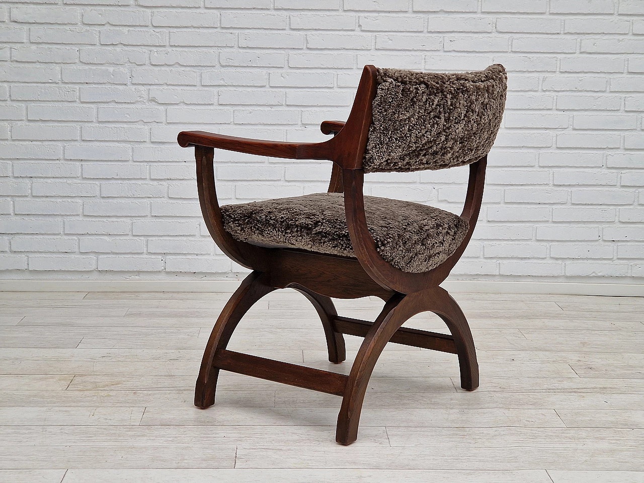 Sedia danese Kurul in rovere scuro e pelle di pecora di Henning Kjærnulf, anni '60 15