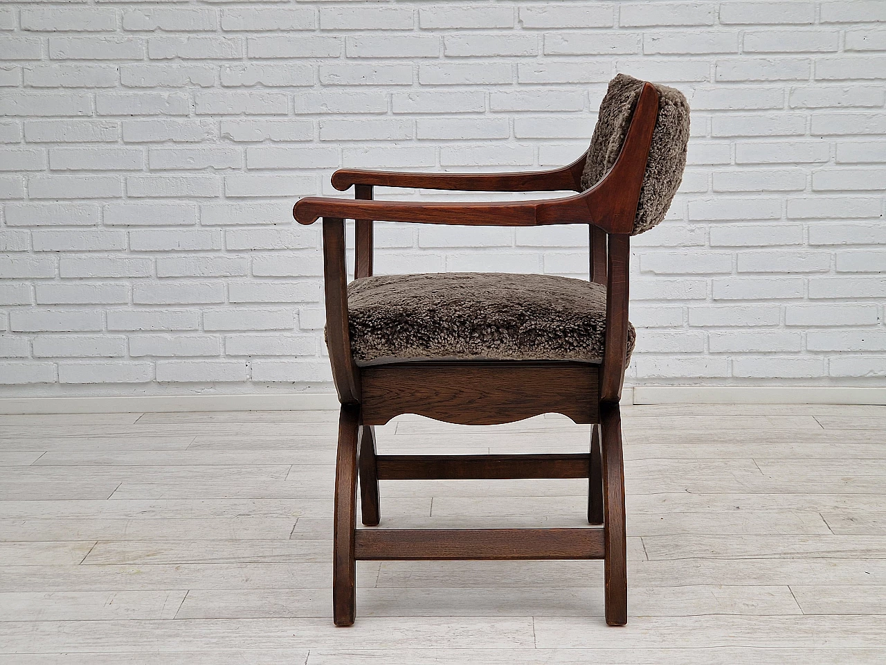 Sedia danese Kurul in rovere scuro e pelle di pecora di Henning Kjærnulf, anni '60 17