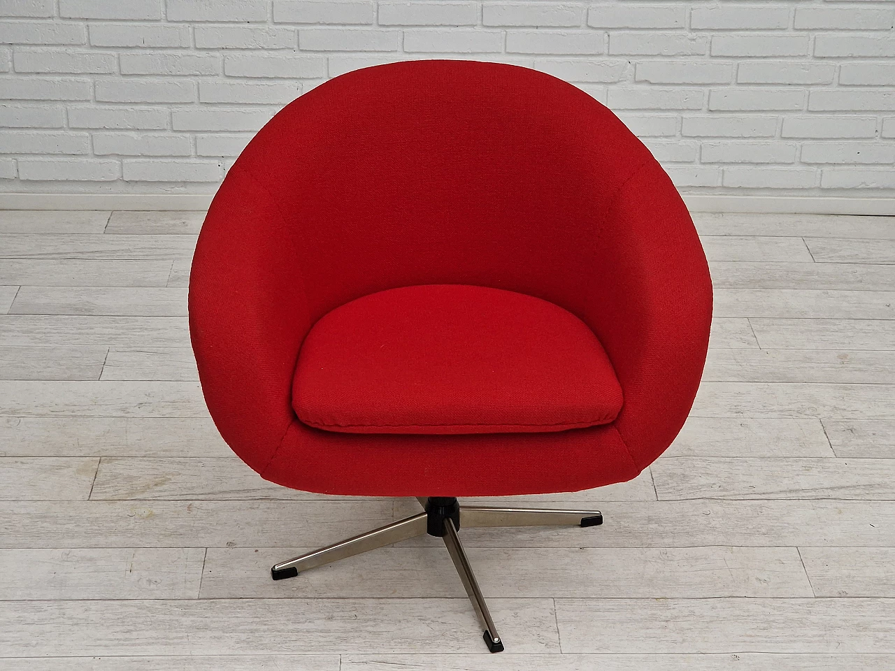Poltrona girevole scandinava rivestita in lana rossa di Karl Eric Klote, anni '60 2