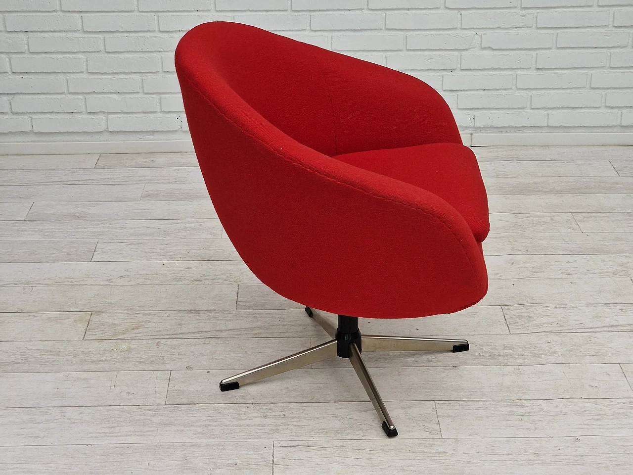 Poltrona girevole scandinava rivestita in lana rossa di Karl Eric Klote, anni '60 4