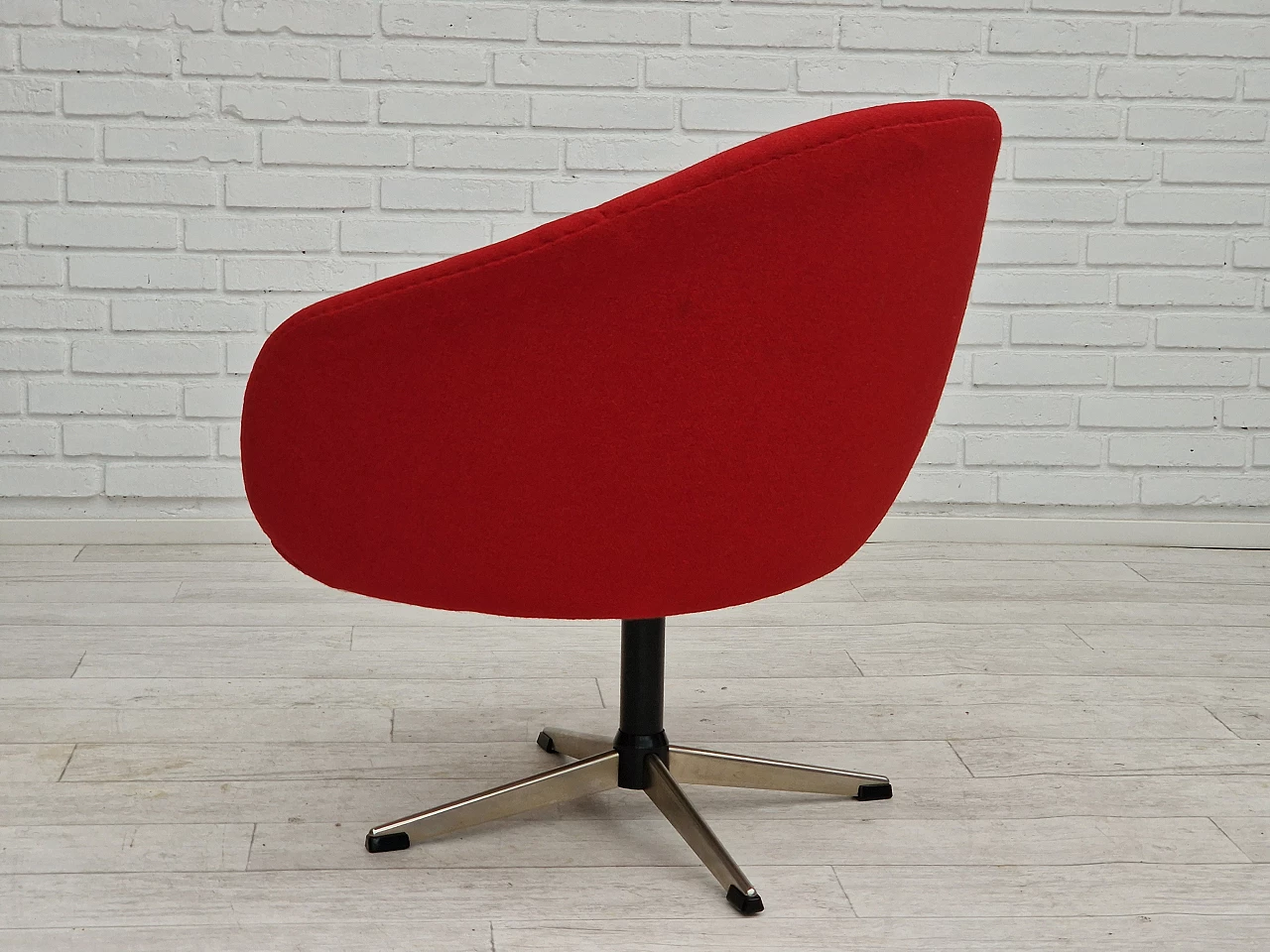 Poltrona girevole scandinava rivestita in lana rossa di Karl Eric Klote, anni '60 10