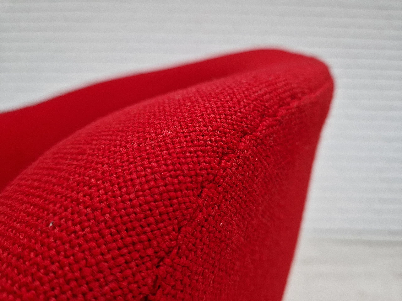 Poltrona girevole scandinava rivestita in lana rossa di Karl Eric Klote, anni '60 11