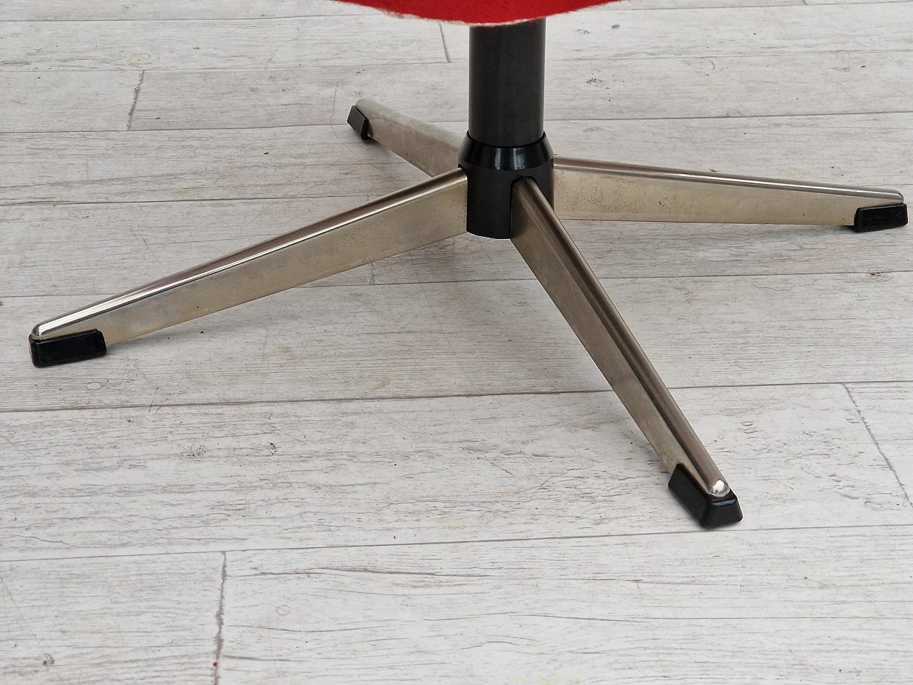 Poltrona girevole scandinava rivestita in lana rossa di Karl Eric Klote, anni '60 12