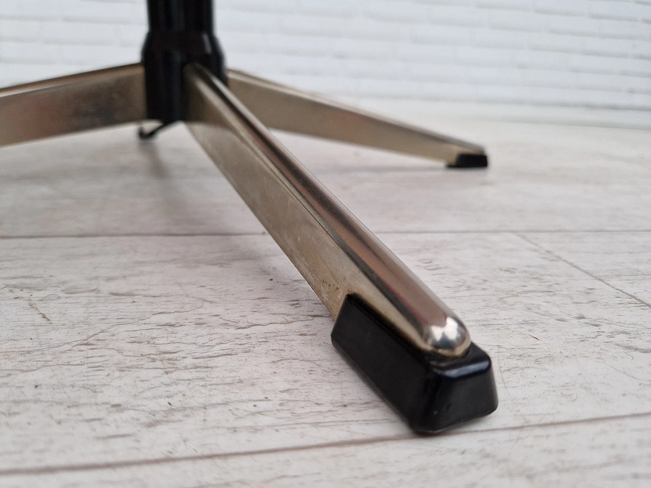 Poltrona girevole scandinava rivestita in lana rossa di Karl Eric Klote, anni '60 13