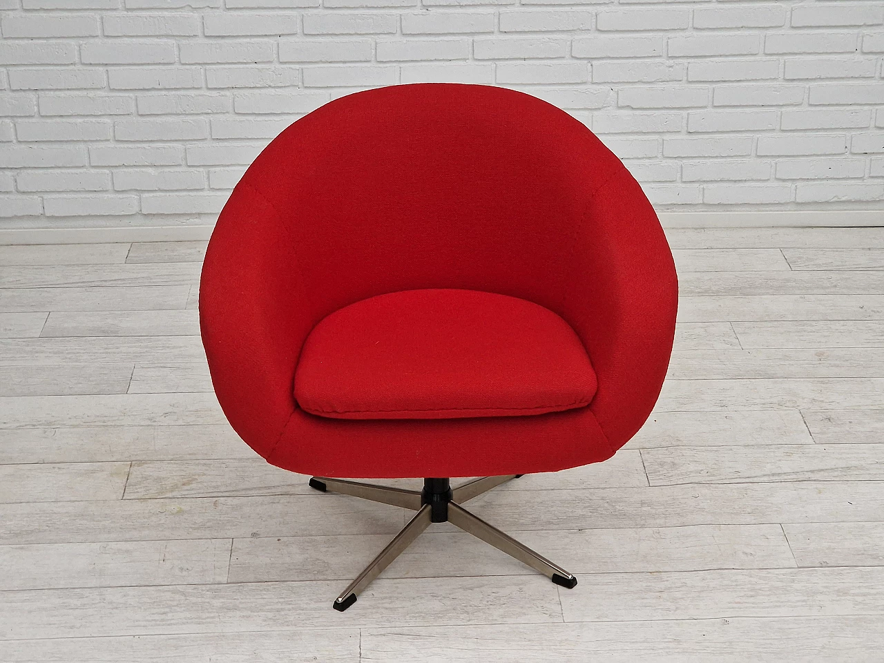 Poltrona girevole scandinava rivestita in lana rossa di Karl Eric Klote, anni '60 14