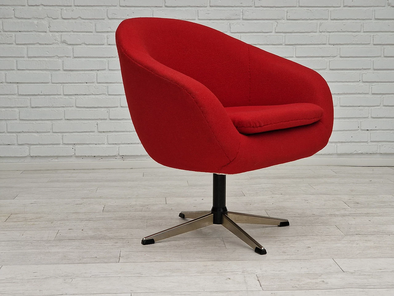 Poltrona girevole scandinava rivestita in lana rossa di Karl Eric Klote, anni '60 17