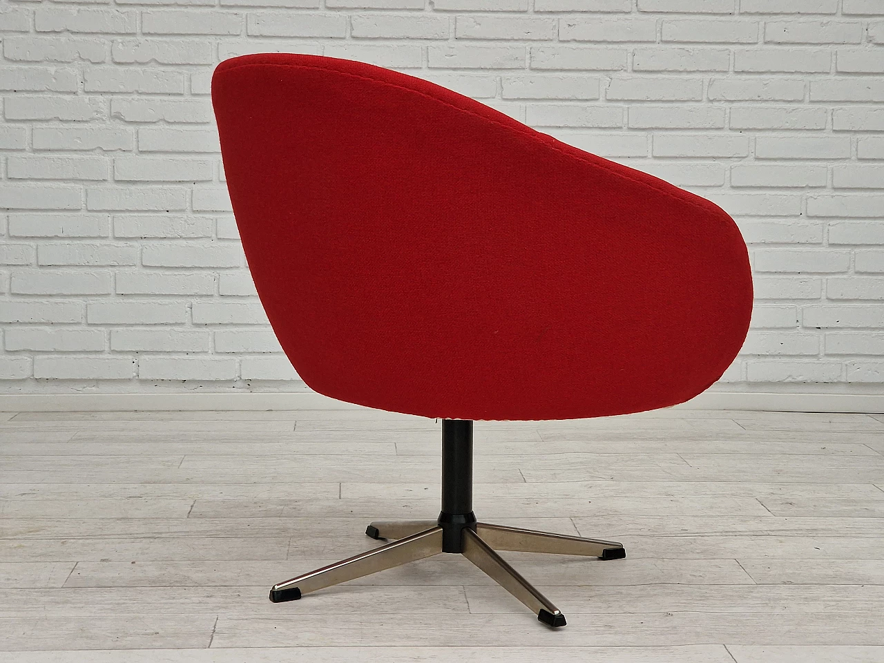 Poltrona girevole scandinava rivestita in lana rossa di Karl Eric Klote, anni '60 19