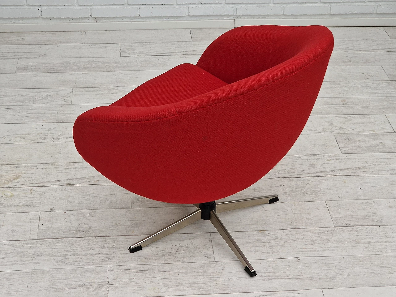 Poltrona girevole scandinava rivestita in lana rossa di Karl Eric Klote, anni '60 20