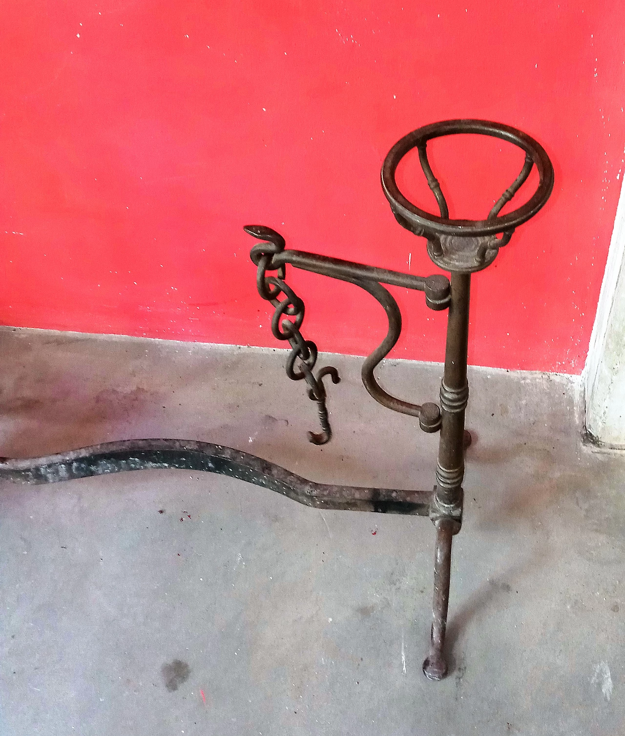 Iron andiron with pot holders, 1940s 3