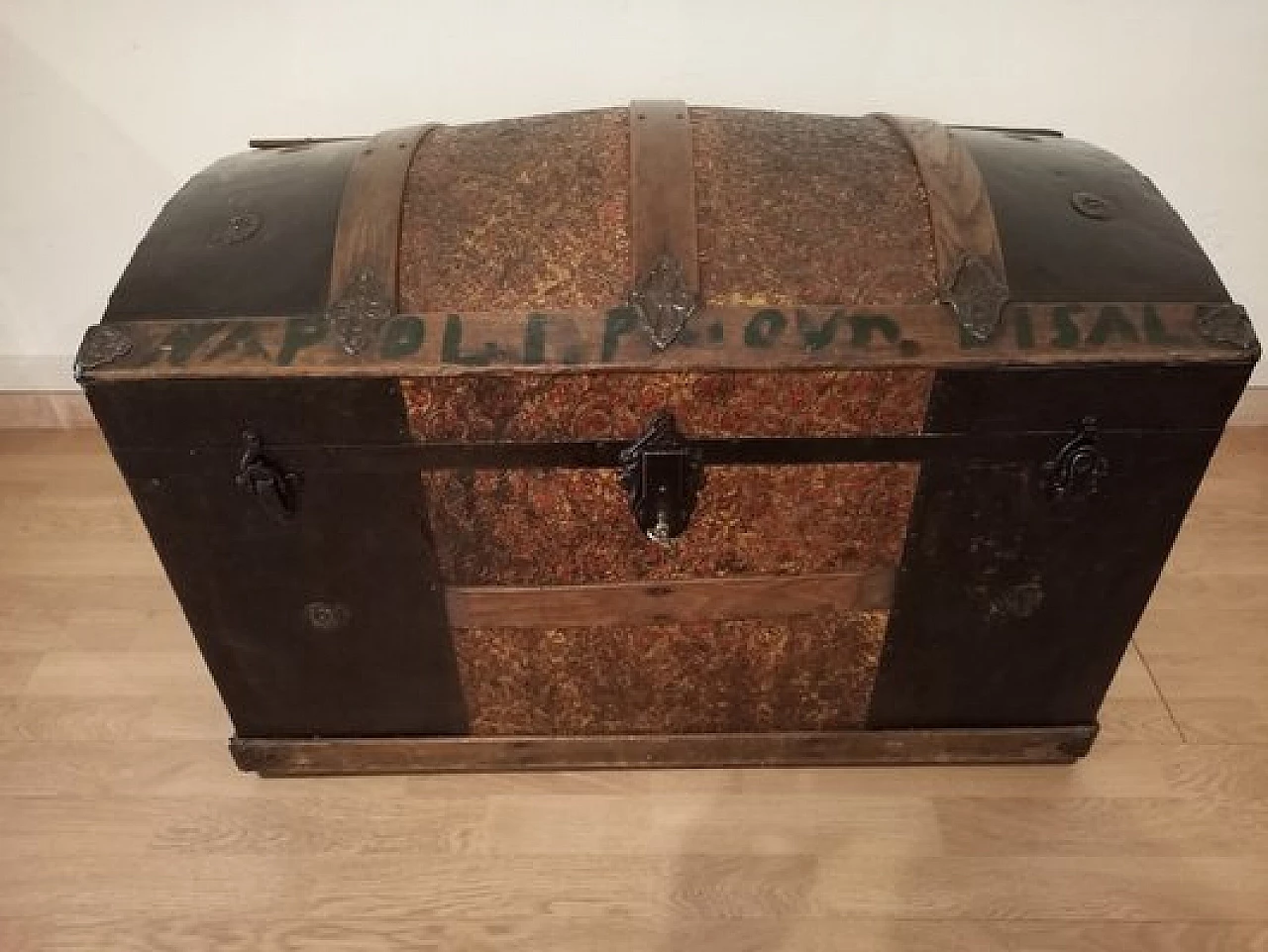 Wood and wrought iron travel trunk, 1910s 1