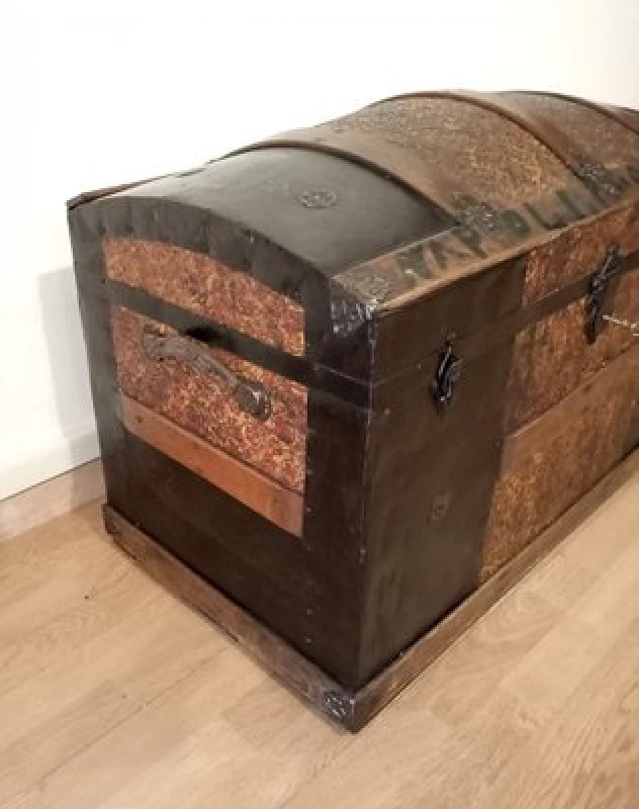 Wood and wrought iron travel trunk, 1910s 8