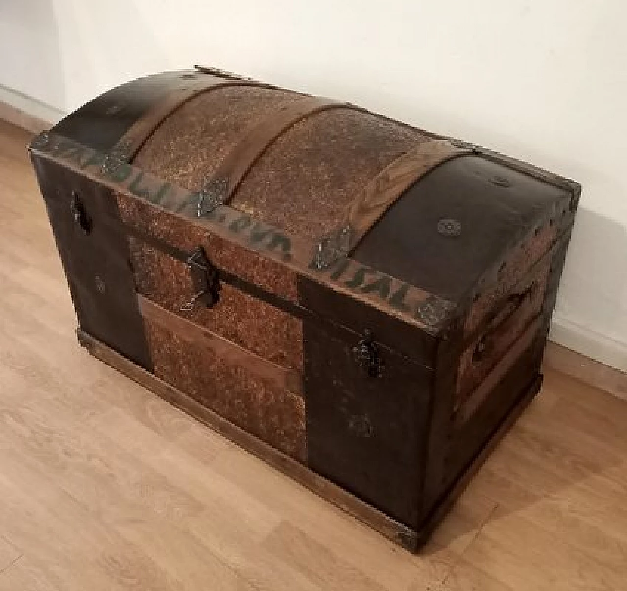 Wood and wrought iron travel trunk, 1910s 10