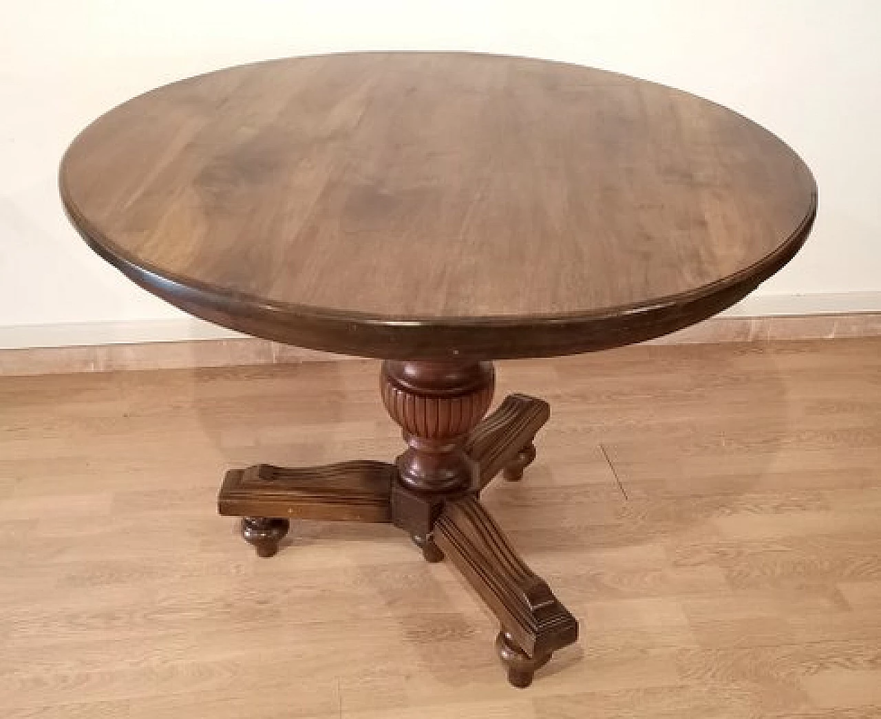 Umbertino round walnut table, late 19th century 1