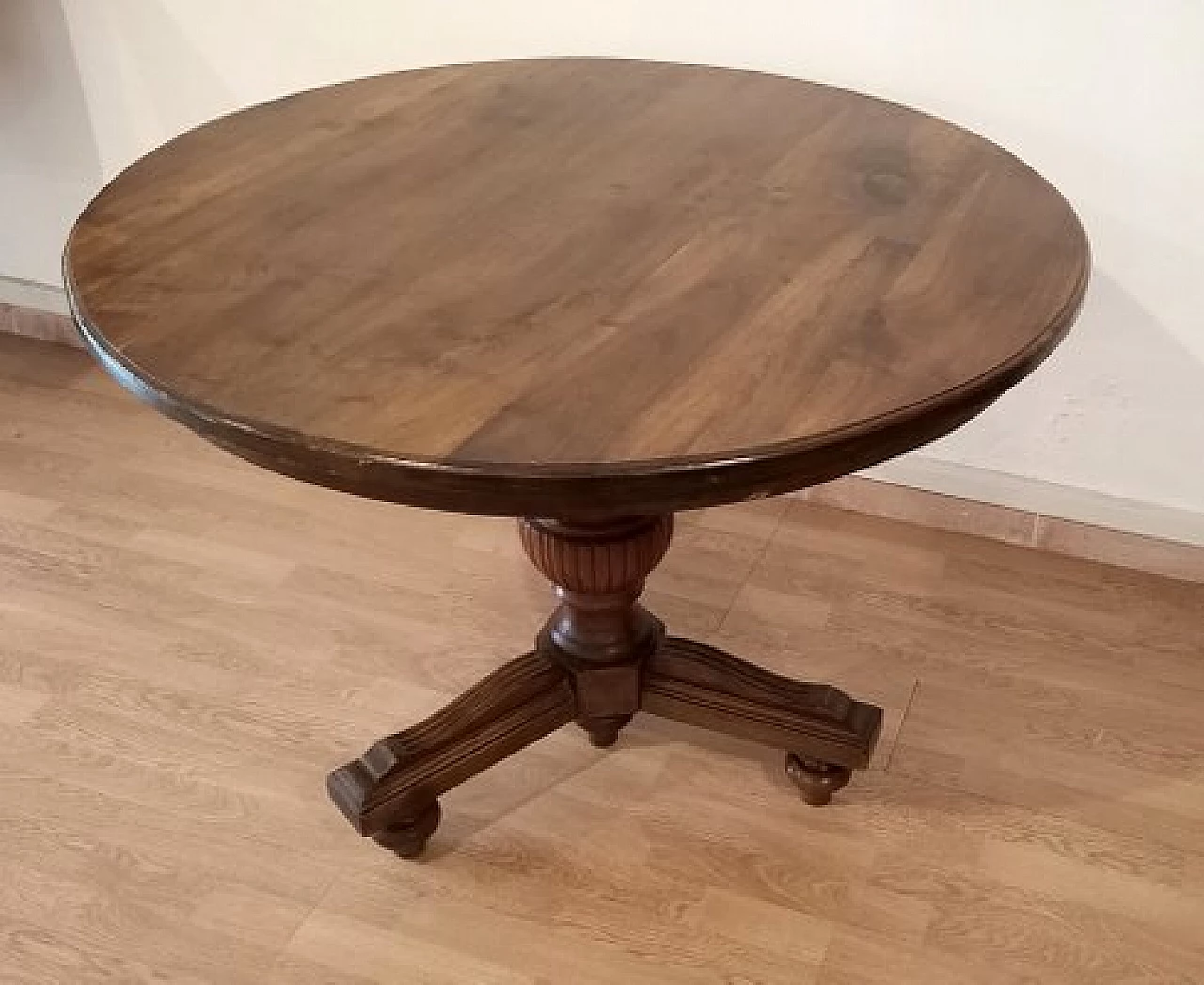 Umbertino round walnut table, late 19th century 2