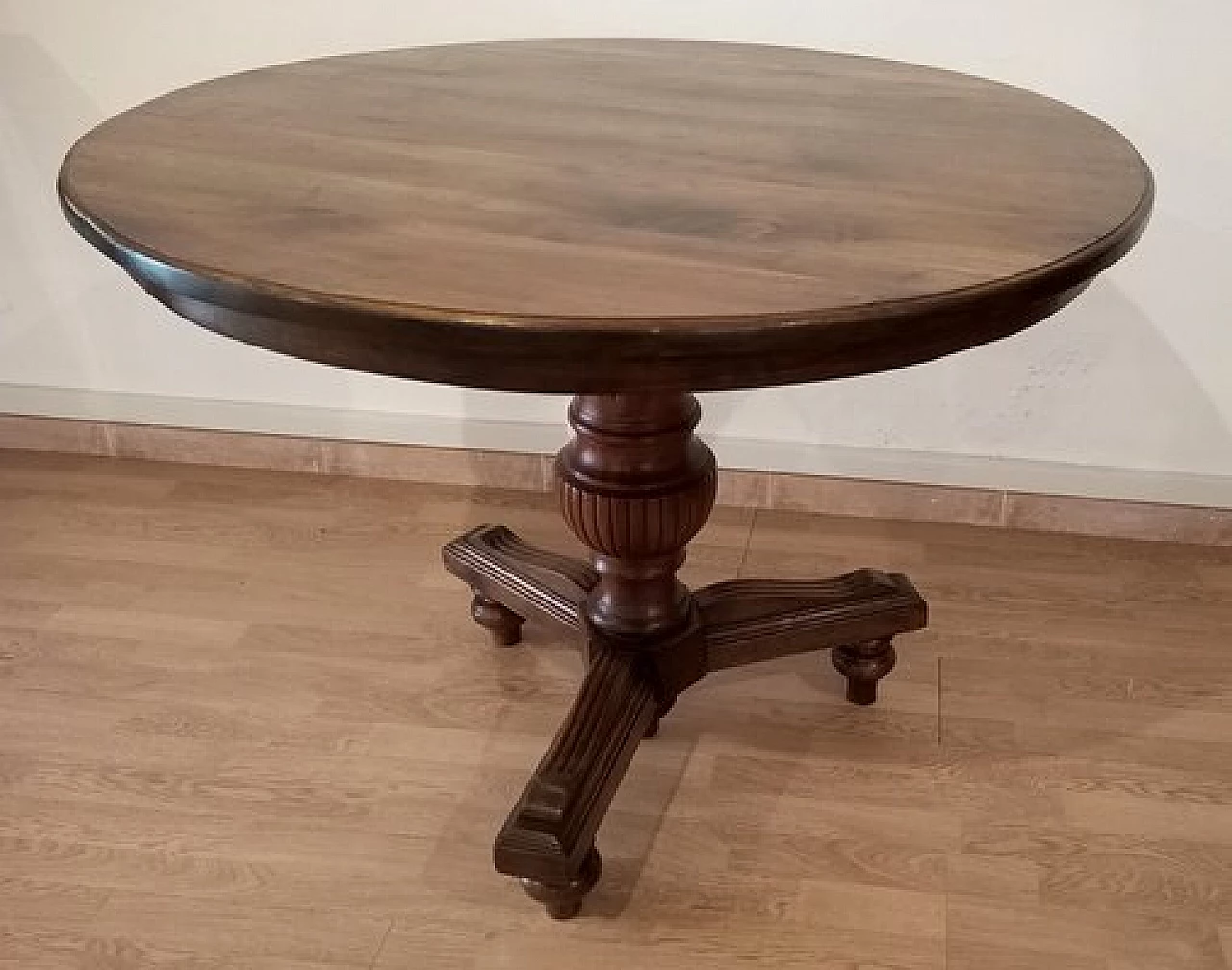 Umbertino round walnut table, late 19th century 3