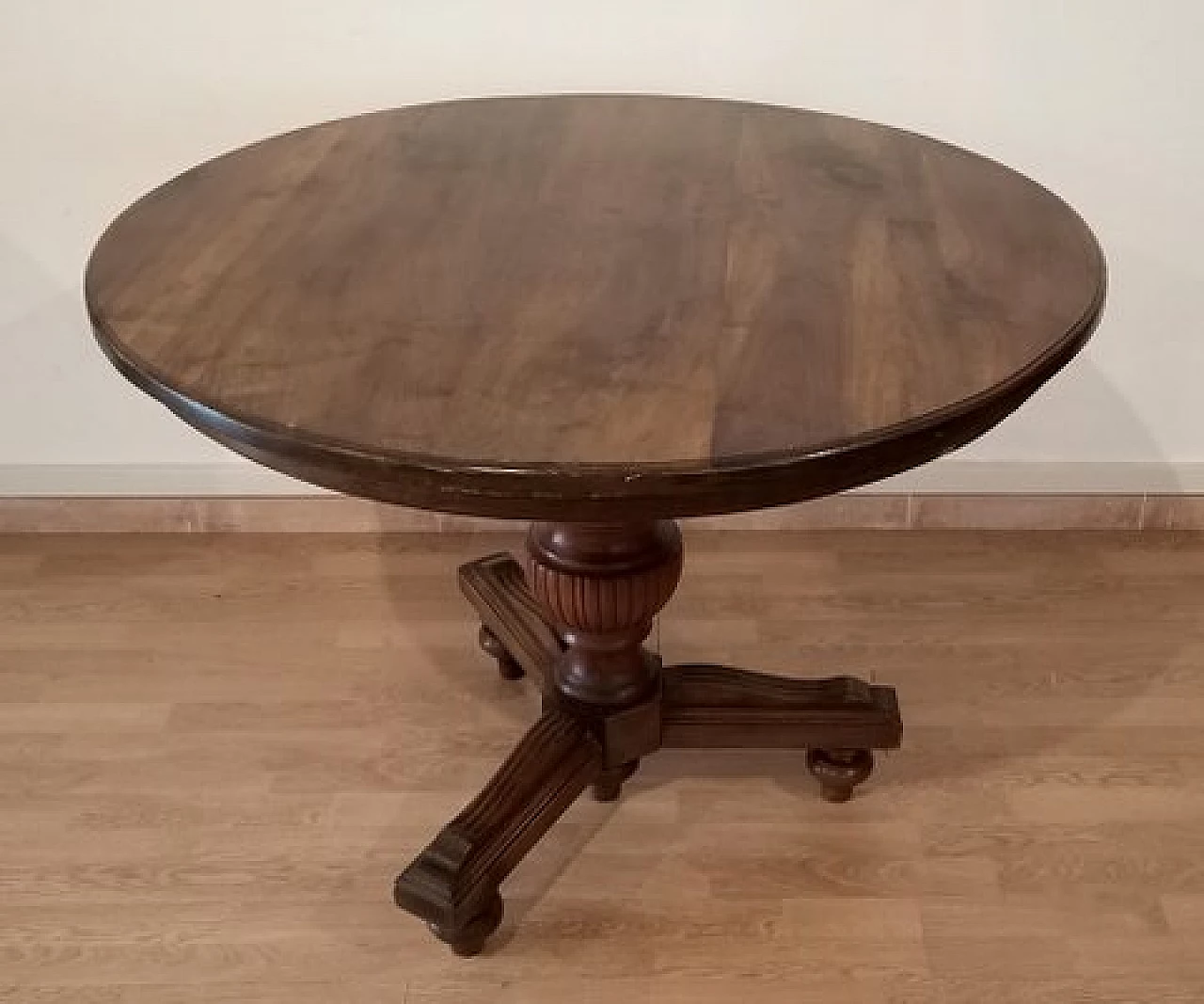 Umbertino round walnut table, late 19th century 4