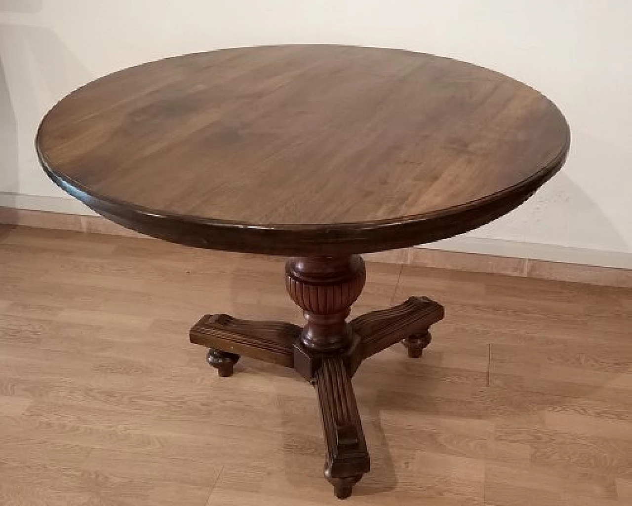 Umbertino round walnut table, late 19th century 8