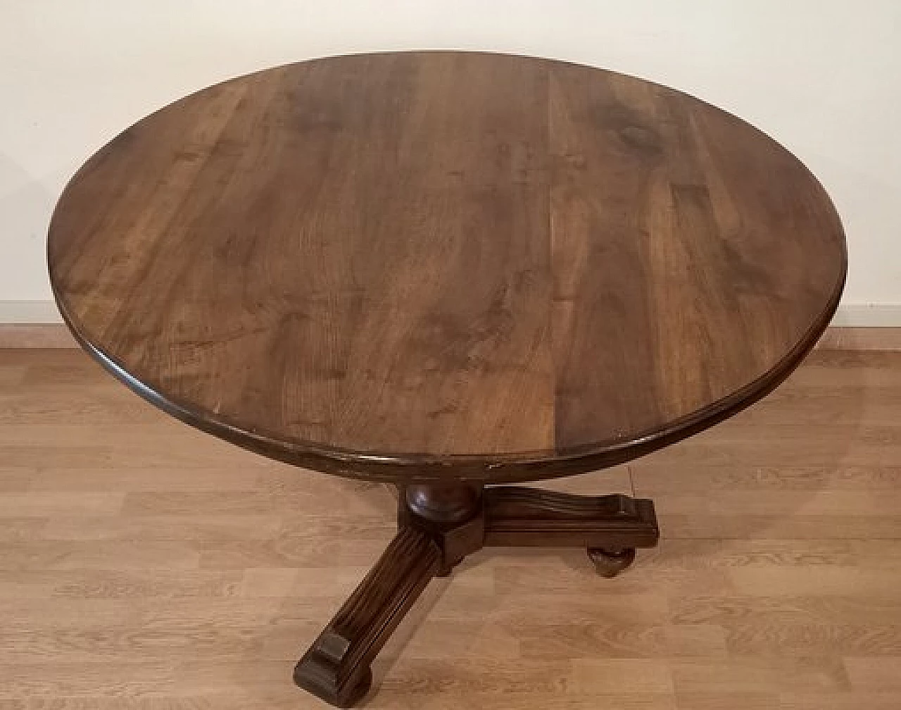Umbertino round walnut table, late 19th century 10