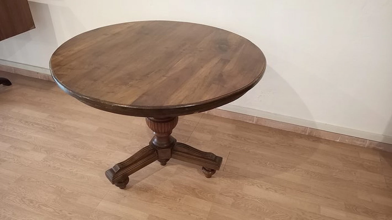 Umbertino round walnut table, late 19th century 15