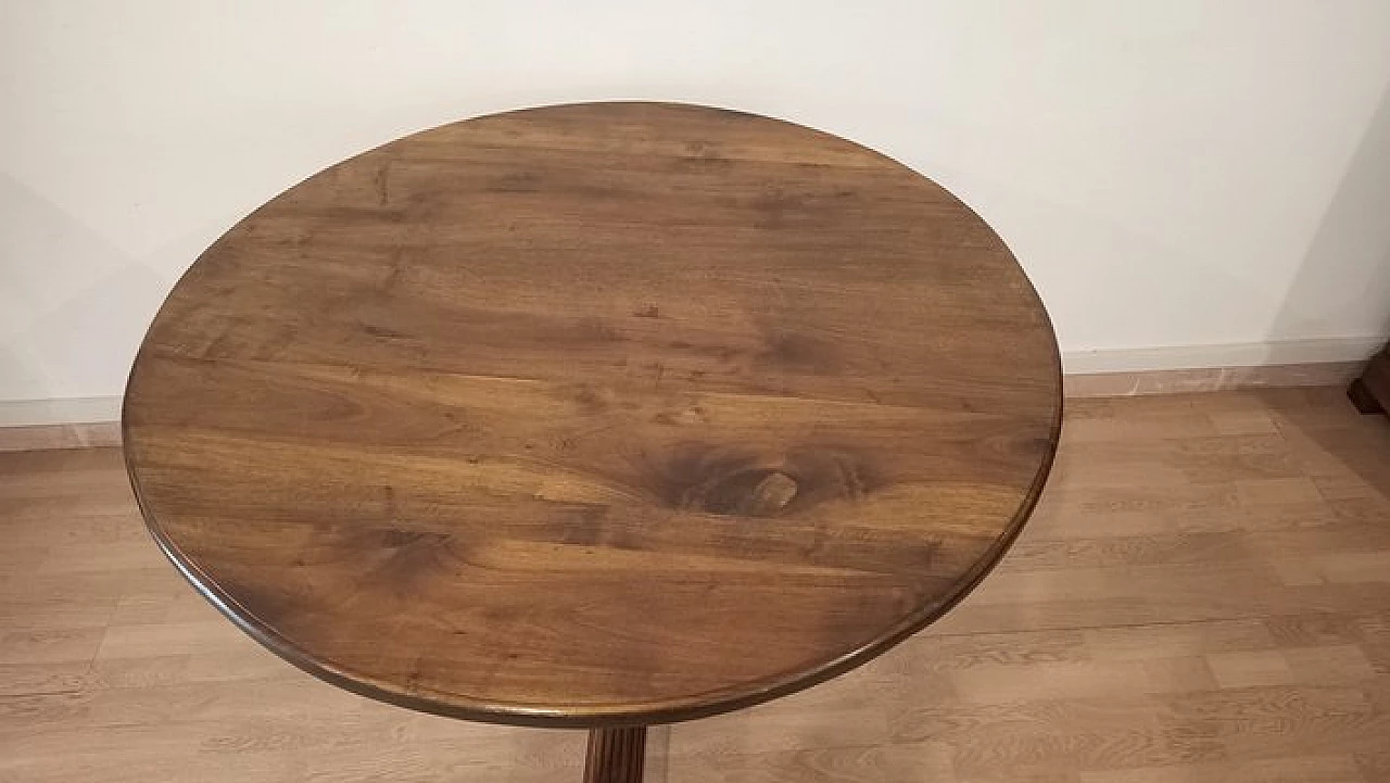 Umbertino round walnut table, late 19th century 18