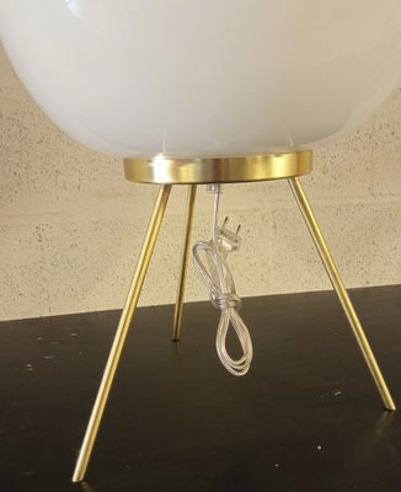 Lampada da tavolo in vetro di Murano bianco con struttura in metallo, anni '70 2