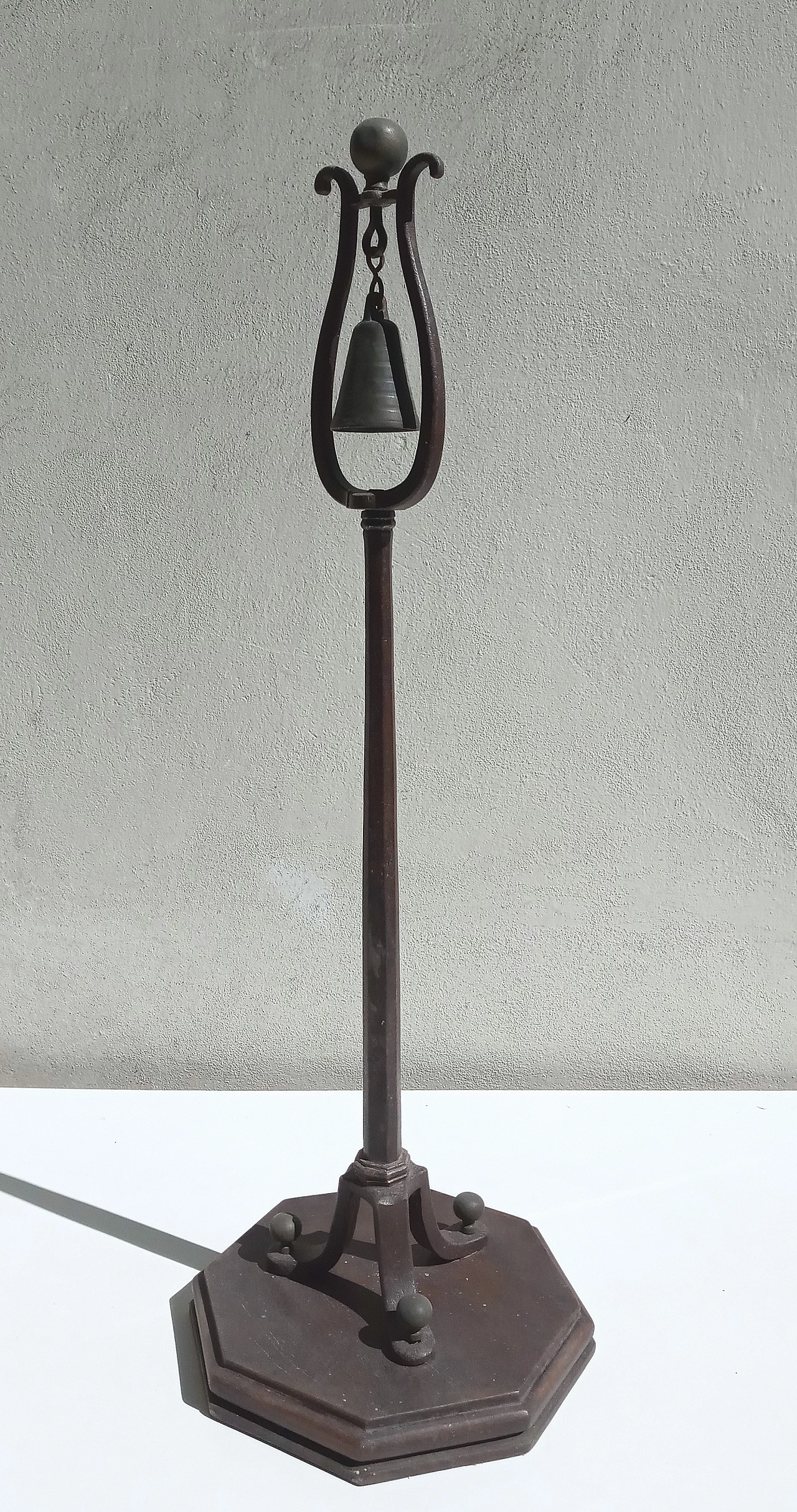Iron bell stem with octagonal base, 19th century | intOndo