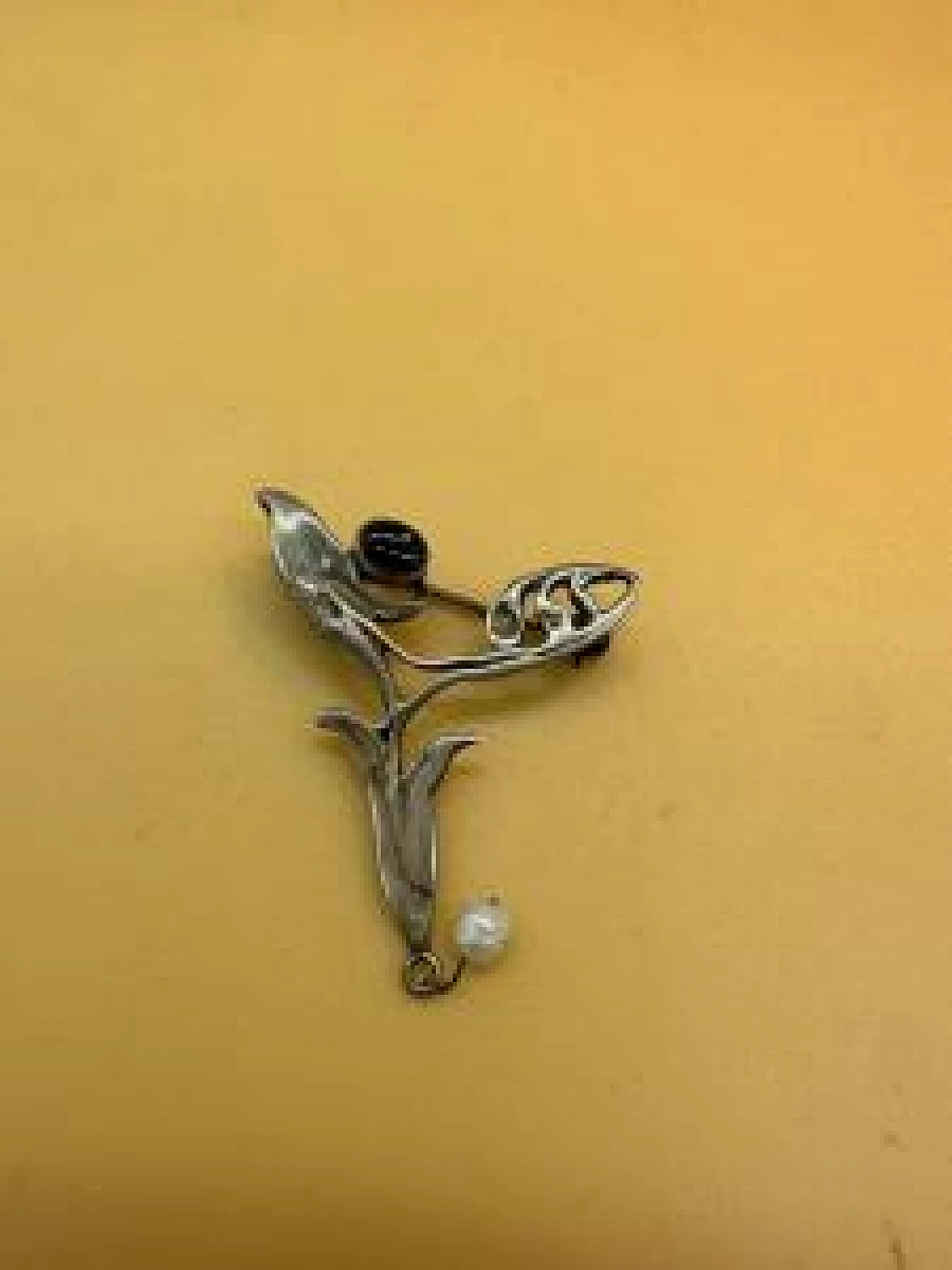 Spilla in argento con pietra, gemma scura e madreperla, inizio '900 1