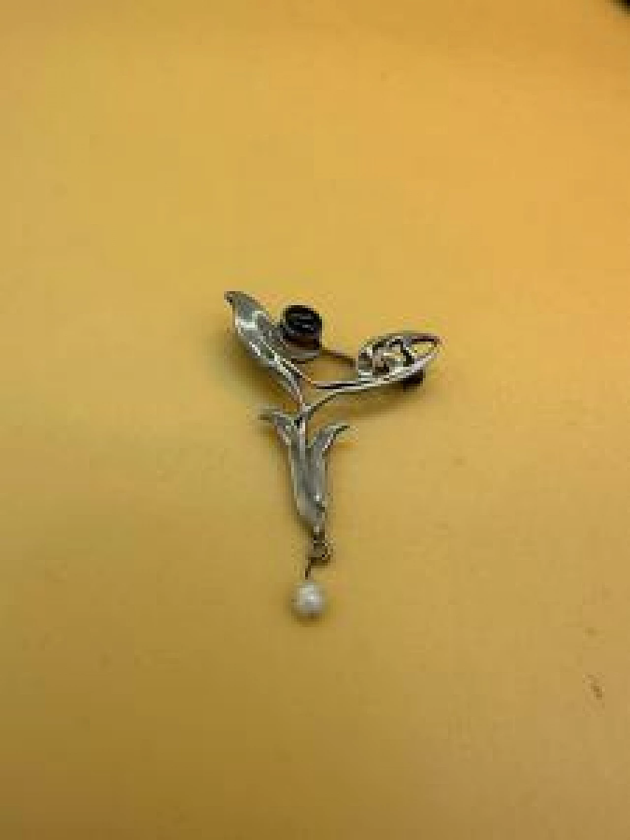 Spilla in argento con pietra, gemma scura e madreperla, inizio '900 2