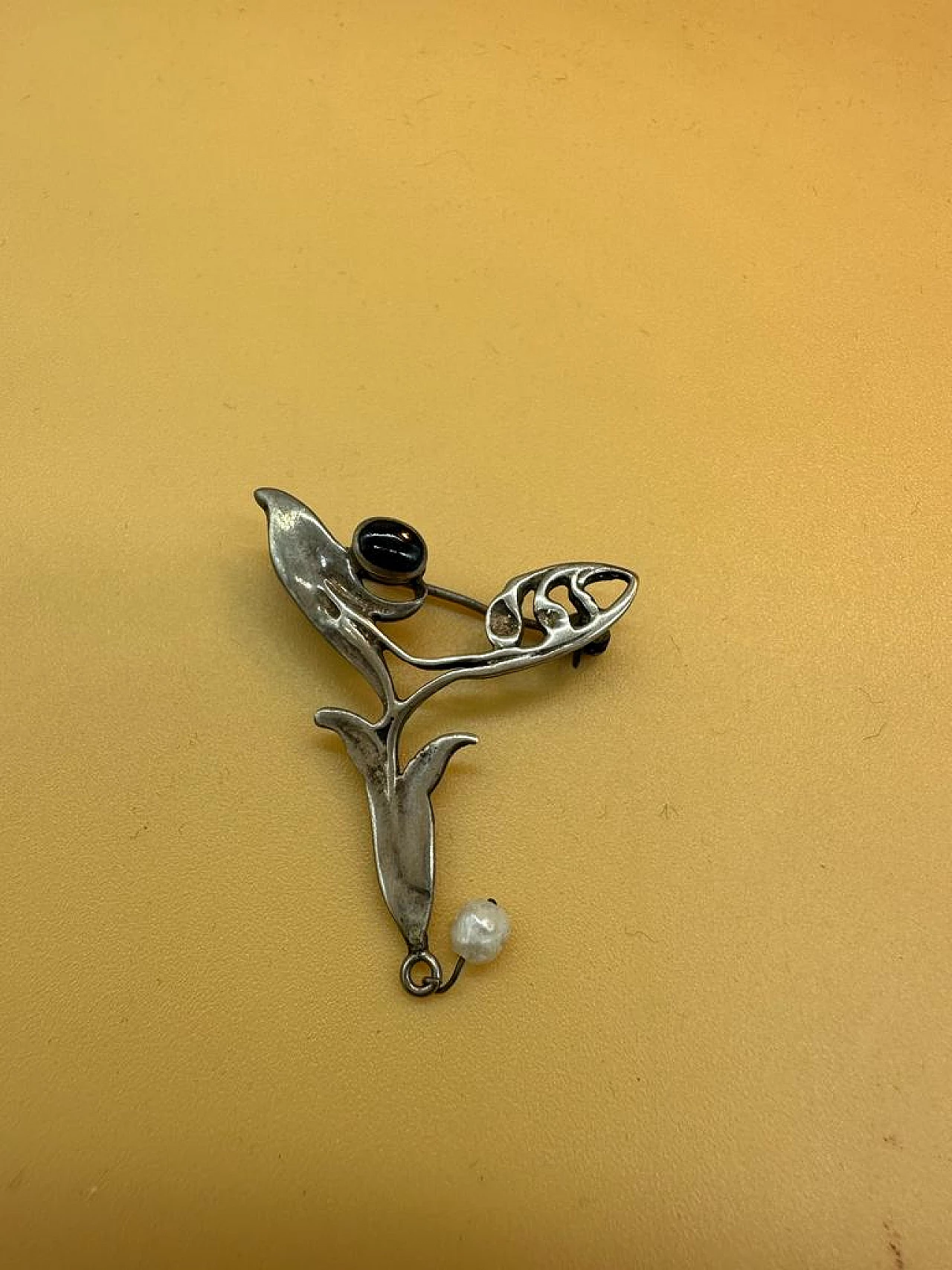 Spilla in argento con pietra, gemma scura e madreperla, inizio '900 3